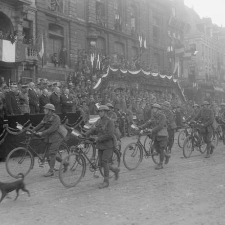 Entrata ufficiale a Lille. Il Sindaco, il Vescovo, eminenti cittadini della città, Quinta armata, XI Corpo, 47 comandanti di divisione e un grande raduno di ufficiali e civili incluso il Segretario di Stato britannico per la guerra, Winston Churchill, 28 ottobre 1918. © IWM (Q 11423)