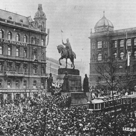 28 ottobre 1918 Praga: manifestazione popolare a Piazza Venceslao. © wikipedia de. - author unknown  - public domain  