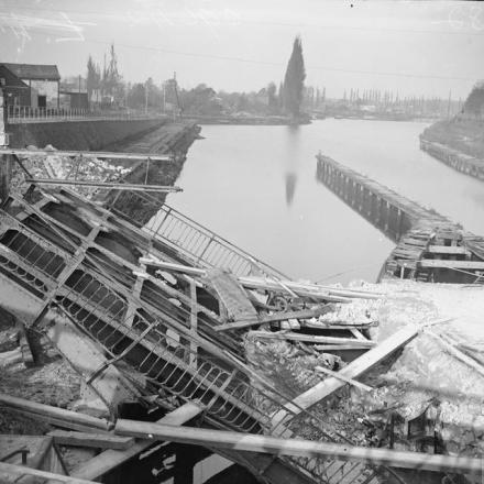 Ponte sullo Schelda canalizzato a Cambrai, distrutto dai tedeschi. 29 ottobre 1918. © IWM (Q 9642)