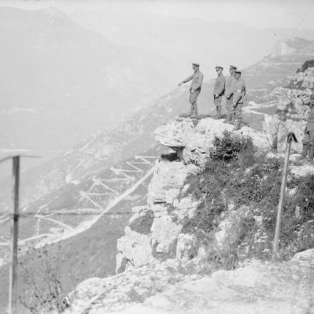 Le truppe britanniche che ammirano una visione generale del paese, mostrando il tipo di strade tortuose lungo il fianco della montagna. © IWM (Q 26961)