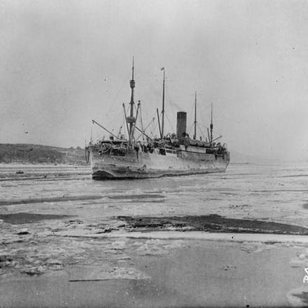 Nave da trasporto americana USS Logan che arriva nel porto di Vladivostok. © IWM (Q 58268)