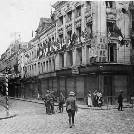 Truppe britanniche in Rue de Paris, ornata da bandiere alleate, a Valenciennes, il 2 novembre 1918. © IWM (Q 78804)