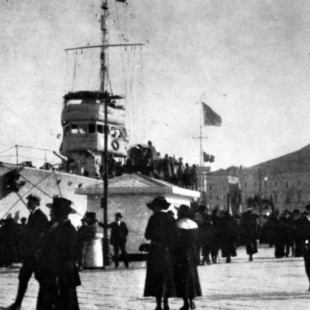 La torpediniera Audace a Trieste il 3 novembre 1918. L'Audace con a bordo il Generale  Carlo Petitti di Roreto fu la prima nave italiana ad attraccare a Trieste. 