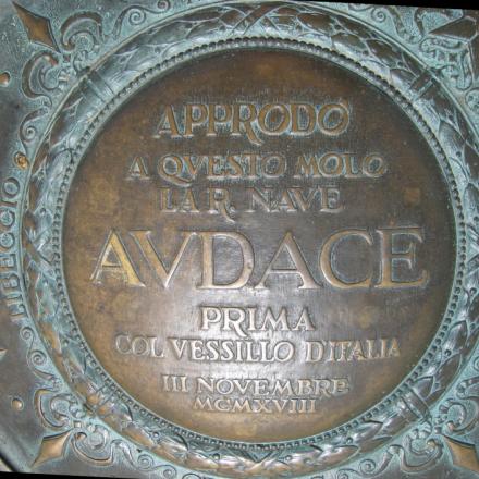 L'iscrizione sulla rosa dei venti posta nel molo Audace di Trieste