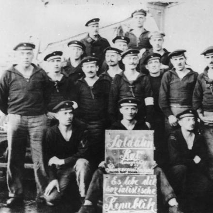 L'ammutinamento di Kiel che coinvolse gli equipaggi della Kaiserliche Marine . Bundesarchiv Bild 183-J0908 CC-BY-SA 3.0