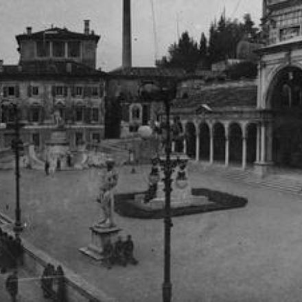 Vista panoramica della piazza di Udine. © IWM (Q 26761)