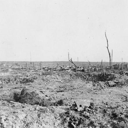 Rovine e crateri di granate a Moulin-de-Laffaux, novembre 1918. © IWM (Q 79019)