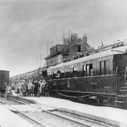 Il treno del Maresciallo Ferdinand Foch arriva a Compiegne per le trattative con i rappresentanti tedeschi, il 6 novembre 1918. © IWM (Q 58432)