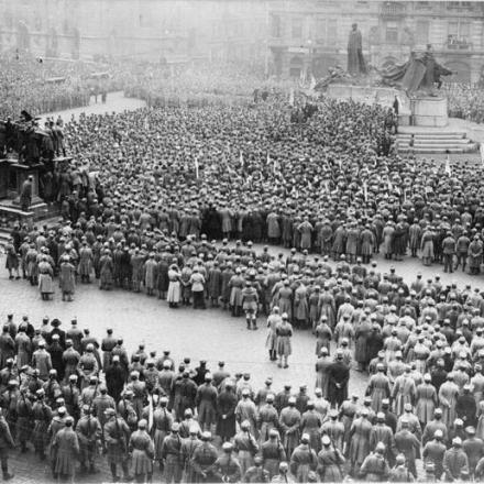 Karel Kramar, il primo Primo Ministro della Cecoslovacchia, e altri funzionari si rivolgono alla folla nella Piazza della Città Vecchia a Praga, l'8 novembre 1918. © IWM (Q 112719)
