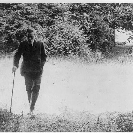 L'ex Kaiser Guglielmo II di Germania cammina da solo nella sua tenuta in Olanda. Foto del 1922.  © Congress Library
