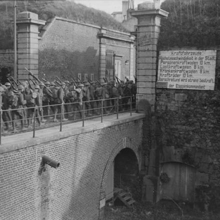 Uomini del 3 ° battaglione, guardie di granatieri in marcia verso Maubeuge, il 10 novembre 1918. © IWM (Q 3339)
