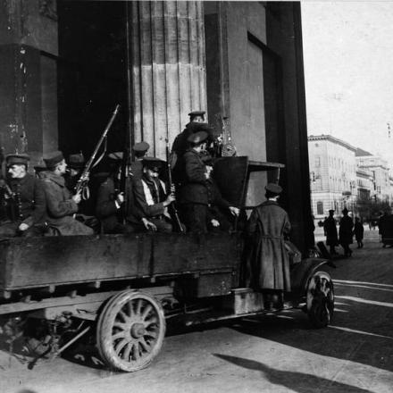 Truppe tedesche armate che si sono piazzate sotto il consiglio dei lavoratori e dei soldati, pattugliano le strade di Berlino su un camion a motore. Fotografia scattata alla Porta di Brandeburgo (all'ingresso di Under den Linden), il 10 novembre 1918. © IWM (Q 88206)
