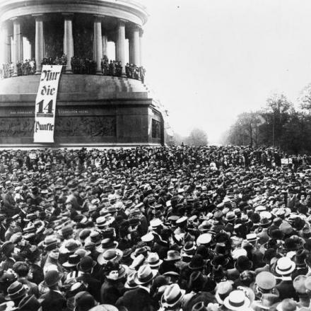 Una manifestazione di protesta a Berlino contro le condizioni imposte dal trattato di pace. © IWM (Q 110888)