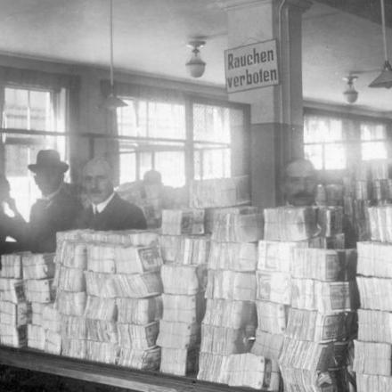 Iperinflazione in Germania. L'ufficio di consegna di contanti della Reichsbank a Berlino. Bundesarchiv, Bild 183-R1215-506