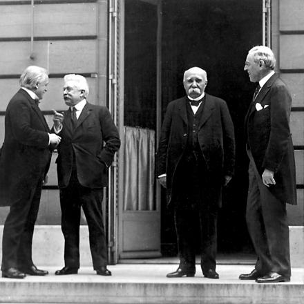 Da sinistra, il primo ministro del Regno Unito Lloyd George, il presidente del Consiglio italiano Orlando, il presidente del Consiglio francese Clemenceau e il presidente degli Stati Uniti d'America Wilson.