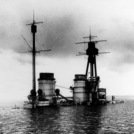 Autoaffondamento della flotta tedesca a Scapa Flow. I fumaioli dell'incrociatore da battaglia SMS Hindenburg affiorano dall'acqua. 