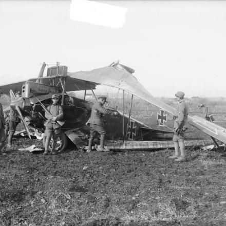 Truppe italiane e britanniche esaminano un biplano biposto DFW  caduto sulle linee britanniche dopo un raid all'aeroporto di Istrana, il 26 dicembre 1917. © IWM (Q 26552)