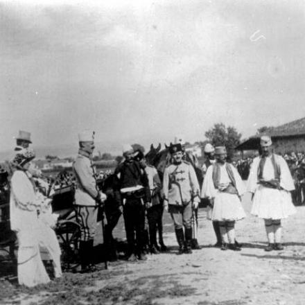 Il principe Guglielmo di Wied, Isa Boletini ed alcuni ufficiali della Gendarmeria Internazionale