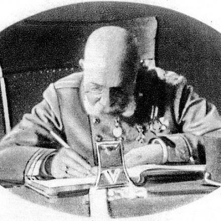 L'imperatore Francesco Giuseppe alla sua scrivania a Bad Ischl