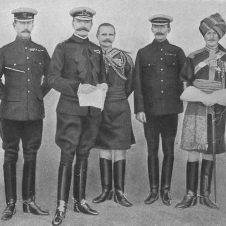 Lord Kitchener in India con un elmetto e i ferri da maglia 