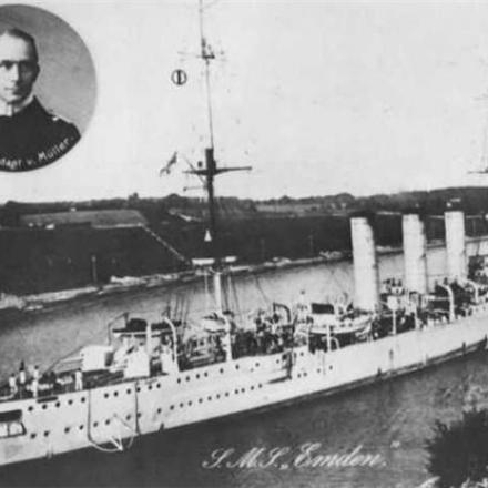 Cartolina commemorativa dell'incrociatore SMS Emden con, nel tondo, la foto di Müller