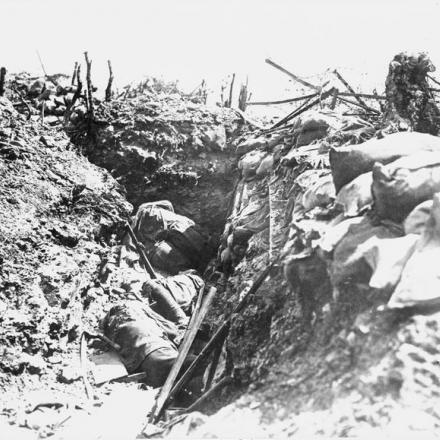 Soldato austro-ungarico morto in una trincea catturata dagli italiani, il 3 luglio 1917. © IWM (Q 106567)