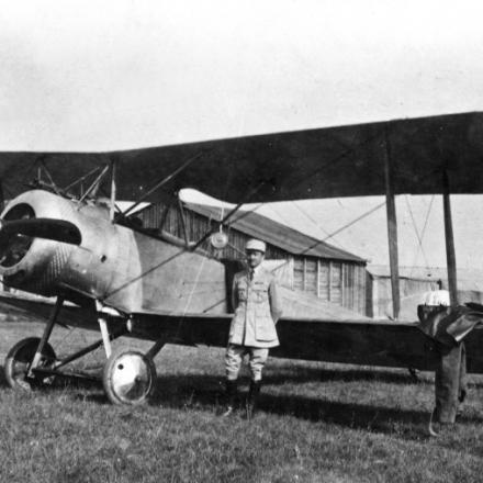 Il Capitano Francese René Robert al campo di Lavariano, davanti al SOPWITH 1A2 lasciato in Italia dall'Escadrille Espinasse e integrato dalla SOP 36