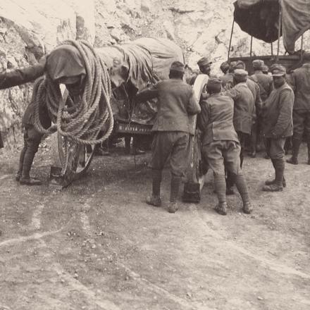 11a battaglia dell'Isonzo: autotrattrice Toletti solleva un 149 © difesa.esercito.it - Reparto fotocinematografico dell'Esercito - TRAINO 3566 - CC BY-NC 4.0 