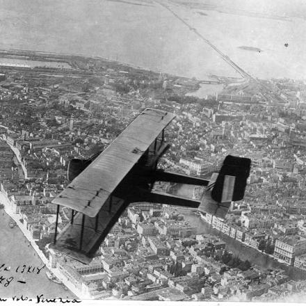 Un bombardiere Caproni, del tipo utilizzato per il bombardamento di Pola, in volo sopra Venezia. © aeronautica.difesa 1518_03 