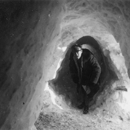 Una grotta di neve sul Passo dell'Ombrettola, a sud del Monte Marmolada. © IWM Q 65103