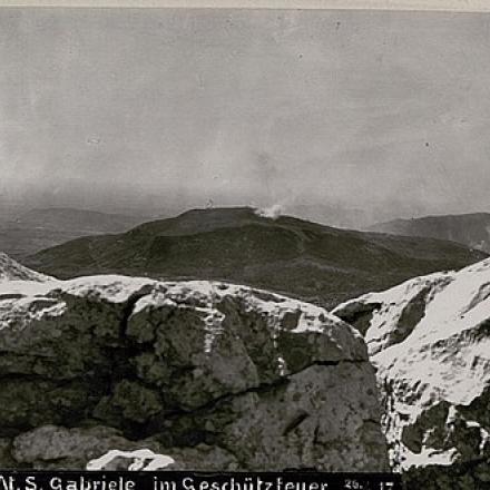 Il Monte San Gabriele al riparo dal fuoco in una foto del 1917 © bildarchivaustria iBildID=15737292