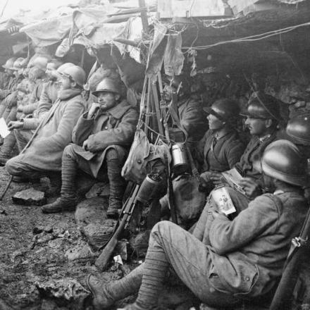 Un momento di sosta sul Fronte Carso (Altopiano Carso). Alcuni soldati stanno leggendo delle lettere. © IWM Q 65065