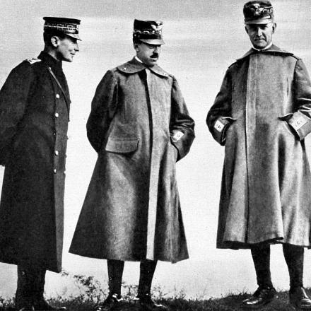 Il Duca d'Aosta, primo a destra, al fronte insieme al Conte di Torino, al centro, e al Duca degli Abruzzi. Author unknown p.d.