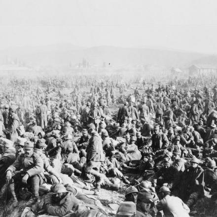 Masse di prigionieri italiani tenuti all'aperto vicino a Cividale del Friuli, nel novembre del 1917. © IWM (Q 86080)