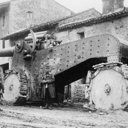 Un obice semovente italiano catturato in un villaggio vicino a Udine. © IWM (Q 23852)