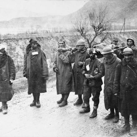 Feriti italiani nei combattimenti sul fiume Tagliamento, forzato il 4 novembre 1917. © IWM (Q 60456)