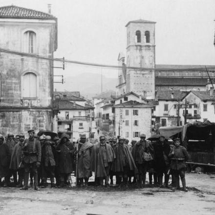 Gruppo di prigionieri italiani sorvegliati dai soldati tedeschi a Vittorio, nel novembre 1917. © IWM (Q 86117)
