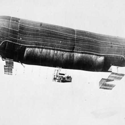 Un'aeronave italiana, H2, in volo sul fronte. © IWM Q 53782