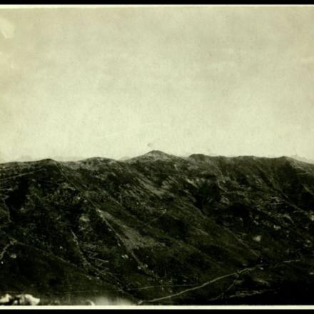 Il Col dell'Orso e il Solarolo bombardati © MCRR Fp 8 315 - Reparto fotocinematografico dell'Esercito CC BY-NC 4.0