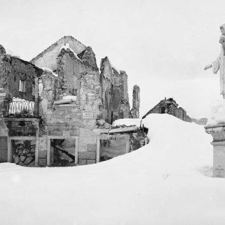 Rovine di un paese innevato sul fronte di Asiago © IWM (Q 65059)