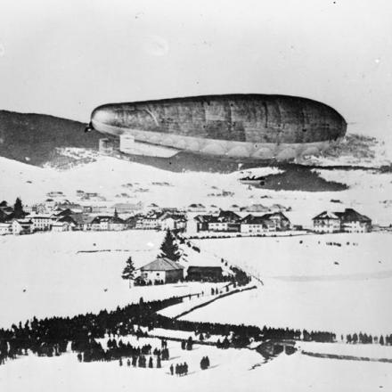 Dirigibile italiano in volo su un paesaggio innevato. © IWM Q 54182 