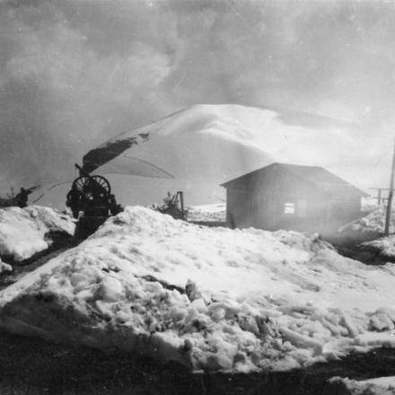 Una postazione antiaerea italiana sui Monti Lessini (sud del Coni Zugna).  © IWM Q 65308