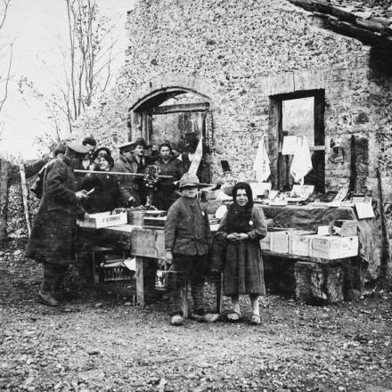 Un italiano vende merci alle truppe britanniche a Rivasecca. Questo villaggio faceva parte delle difese britanniche sul Montello. © IWM Q 26278