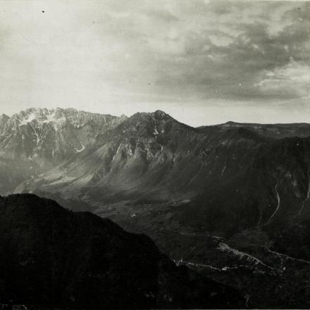 Panorama dal Monte Spil verso cresta Coni Zugna, passo Buole, Cima Levante e gruppo Cima Posta con la Brandtal (Vallarsa). © bildarchivaustria.at_Preview_15587700.jpg