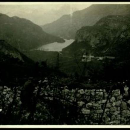 Loppio e il Lago di Loppio dai nostri avamposti. © MCRR_Fp_3_0176.jpg Reparto fotocinematografico dell'Esercito CC BY-NC 4.0