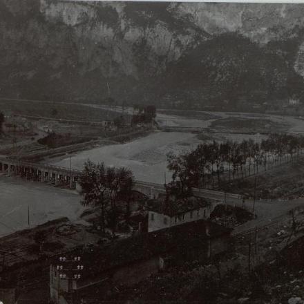  Cismon, sullo sfondo il distrutto ponte ferroviario. © bildarchivaustria.at_Preview_15644016.jpg