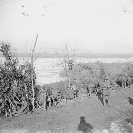 Truppe italiane lungo il fiume Piave. © IWM (Q 26051)