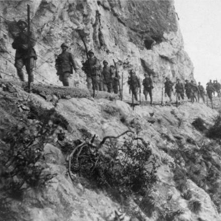 Le truppe italiane si spostano lungo la Malga Zugna, sull'Adige, a sud di Rovereto. © IWM (Q 65299)