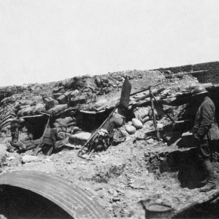 Truppe italiane in trincea sulla riva del Piave a Nervesa, 1918. © IWM (Q 65366 )