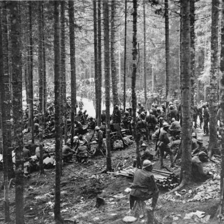 Soldati italiani a Magnaboschi, Fronte di Asiago. © IWM (Q 65115) 